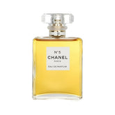 CHANEL N°5 Eau de Parfum – Ikonischer Damenduft
CHANEL N°5 Eau de Parfum ist weit mehr als ein Duft – es ist eine Legende, ein Mythos und ein zeitloses Symbol reiner Weiblichkeit. Seit Generationen steht N°5 für Eleganz, Sinnlichkeit und künstlerische Perfektion. Dieser ikonische Duft verkörpert eine Aura, die bleibt – unvergesslich, selbstbewusst und absolut zeitlos.
Produktbeschreibung
CHANEL N°5 ist Kunst in Parfumform: abstrakt, strahlend und unverkennbar. Der Duft eröffnet mit einer leuchtenden alde