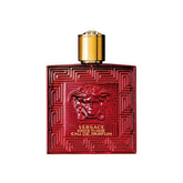 Produktbeschreibung
Das Versace Eros Flame Eau de Parfum 100 ml ist ein kraftvoller, leidenschaftlicher Herrenduft, der Stärke, Energie und verführerische Männlichkeit perfekt vereint. Die Komposition eröffnet mit frischen Zitrusnoten von italienischer Zitrone, Mandarine und Bergamotte, entfaltet ein würziges Herz aus Rosmarin, schwarzen Pfefferkörnern und rosa Beeren und wird in der Basis durch warme Holznoten, Vanille und Tonkabohne abgerundet – für einen langanhaltenden, markanten Duft.
Eros Flame is