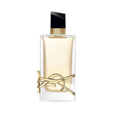 Produktbeschreibung
Das Yves Saint Laurent Libre Eau de Parfum 90 ml ist ein selbstbewusster, femininer Duft, der Freiheit, Eleganz und Sinnlichkeit perfekt vereint. Die Komposition eröffnet mit frischen Lavendel- und Orangenblütennoten, entfaltet ein blumiges Herz aus Orangenblüte und Jasmin-Sambac und wird in der Basis durch warme Vanille-, Moschus- und Amber-Akkorde abgerundet – für einen langanhaltenden, eleganten Duft.
Libre ist ideal für Frauen, die einen modernen, selbstbewussten Duft für Alltag, A
