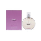 Chanel Chance Eau de Parfum – Ein Duft voller Glück und Sinnlichkeit
Chanel Chance Eau de Parfum ist ein eleganter, blumiger Duft für Damen, der Lebensfreude, Weiblichkeit und Unvorhersehbarkeit in einem Flakon vereint. Dieses Eau de Parfum verkörpert das Gefühl von Glück, Leichtigkeit und Energie und lässt jede Frau ihre eigene, strahlende Aura entfalten.
Der praktische Zerstäuberflakon ermöglicht eine großzügige und elegante Anwendung auf Haut oder Kleidung – perfekt, um das Dufterlebnis den ganzen Tag
