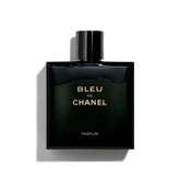 Ein hochwertiges Herrenparfum Bleu de Chanel Parfum 100 ml. Ein eleganter, zeitloser Duft von Chanel, der für Selbstbewusstsein, Stil und Freiheit steht. Perfekt für Alltag, Büro oder besondere Anlässe.
Der Duft gehört zur aromatisch-holzigen Duftfamilie und verbindet frische Zitrusnoten mit warmen, holzigen Akkorden. Dadurch entsteht eine maskuline und gleichzeitig elegante Duftsignatur.
Duftnoten:
Kopfnote: Zitronenschale, Bergamotte, Minze, Beifuß
Herznote: Lavendel, Geranie, Ananas, grüne Noten
B