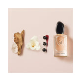 Giorgio Armani Sì Eau de Parfum 100 ml – Damenduft
Giorgio Armani Sì Eau de Parfum 100 ml ist ein eleganter, warmer und langanhaltender Damenduft, der moderne Weiblichkeit, Stärke und Raffinesse verkörpert. Die ikonische Duftkomposition aus dem Hause Giorgio Armani vereint fruchtige, florale und orientalische Noten zu einem zeitlosen Parfum mit unverwechselbarem Charakter.
Produktbeschreibung
Sì von Giorgio Armani ist ein chypre-fruchtiger Duft, der 2013 lanciert und von der renommierten Parfümeurin Chri