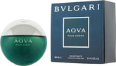 Bulgari Aqva Pour Homme Eau de Toilette 100 ml – Frischer Herrenduft mit maritimer Eleganz
Das Bulgari Aqva Pour Homme Eau de Toilette 100 ml ist ein dynamischer und maskuliner Herrenduft, der die Kraft und Frische des Meeres in einer eleganten Duftkomposition einfängt. Inspiriert von der Tiefe und Klarheit des Ozeans, steht dieser Duft von Bulgari für Frische, Vitalität und moderne Männlichkeit.
Die Kopfnote eröffnet mit spritzigen Zitrusakzenten und aromatischen Noten, die sofort ein belebendes Frischeg