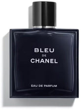 CHANEL Bleu de Chanel Eau de Parfum 100 ml – Herrenduft
CHANEL Bleu de Chanel Eau de Parfum 100 ml ist ein eleganter, intensiver Herrenduft, der Freiheit, Selbstbestimmung und zeitlose Männlichkeit verkörpert. Die luxuriöse Komposition vereint hochwertige Duftnoten zu einem langanhaltenden und unverwechselbaren Dufterlebnis aus dem Hause CHANEL.
Produktbeschreibung
Bleu de Chanel Eau de Parfum ist mehr als ein Duft – er ist eine Haltung. Inspiriert von der grenzenlosen Weite eines klaren, tiefblauen Himm