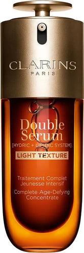 Clarins Double Serum Light Texture 50 ml – Leichte Anti-Aging-Pflege für ein strahlendes Hautbild
Entdecke Clarins Double Serum Light Texture 50 ml, ein leichtes Gesichtsserum für eine intensive und zugleich angenehm leichte tägliche Pflege. Die besondere Textur eignet sich ideal für alle, die die bewährte Double-Serum-Pflege von Clarins bevorzugen, aber ein leichteres Hautgefühl wünschen.
Clarins Double Serum Light Texture wurde entwickelt, um die Haut umfassend zu pflegen und ihr ein glatteres, geschmei