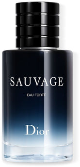 Dior Sauvage Eau Forte Parfum 100 ml – Intensiver Herrenduft mit Frische und Charakter
Das Dior Sauvage Eau Forte Parfum 100 ml vereint die unverkennbare Frische der Sauvage-Kollektion mit einer intensiven und modernen Duftsignatur. Dieser außergewöhnliche Herrenduft von Dior wurde für Männer geschaffen, die Selbstbewusstsein, Eleganz und Abenteuerlust ausstrahlen möchten. Die kraftvolle Komposition verbindet belebende Frische mit aromatischen und holzigen Nuancen und sorgt für ein unverwechselbares Dufter
