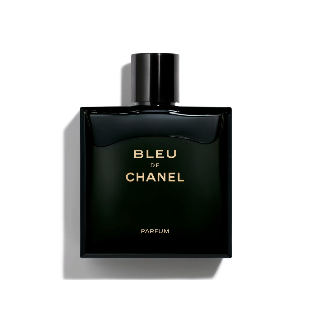 Ein hochwertiges Herrenparfum Bleu de Chanel Parfum 100 ml. Ein eleganter, zeitloser Duft von Chanel, der für Selbstbewusstsein, Stil und Freiheit steht. Perfekt für Alltag, Büro oder besondere Anlässe.

Der Duft gehört zur aromatisch-holzigen Duftfamilie und verbindet frische Zitrusnoten mit warmen, holzigen Akkorden. Dadurch entsteht eine maskuline und gleichzeitig elegante Duftsignatur.



Duftnoten:

Kopfnote: Zitronenschale, Bergamotte, Minze, Beifuß

Herznote: Lavendel, Geranie, Ananas, grüne Noten

B